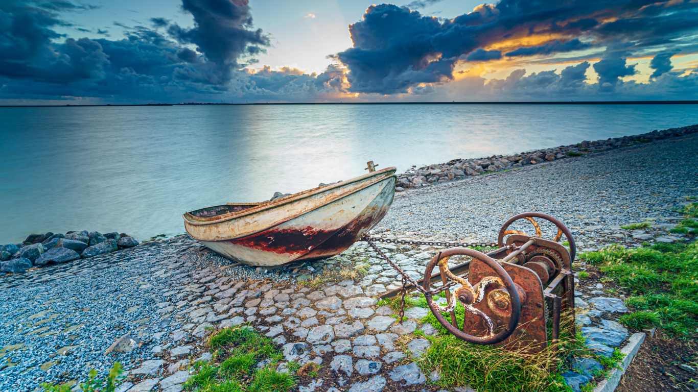 Старая лодка на берегу моря 