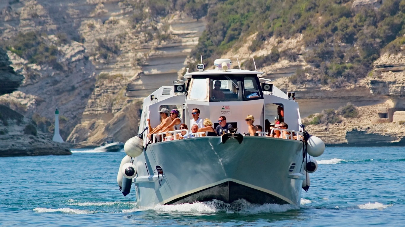Пассажирское прогулочное судно в море