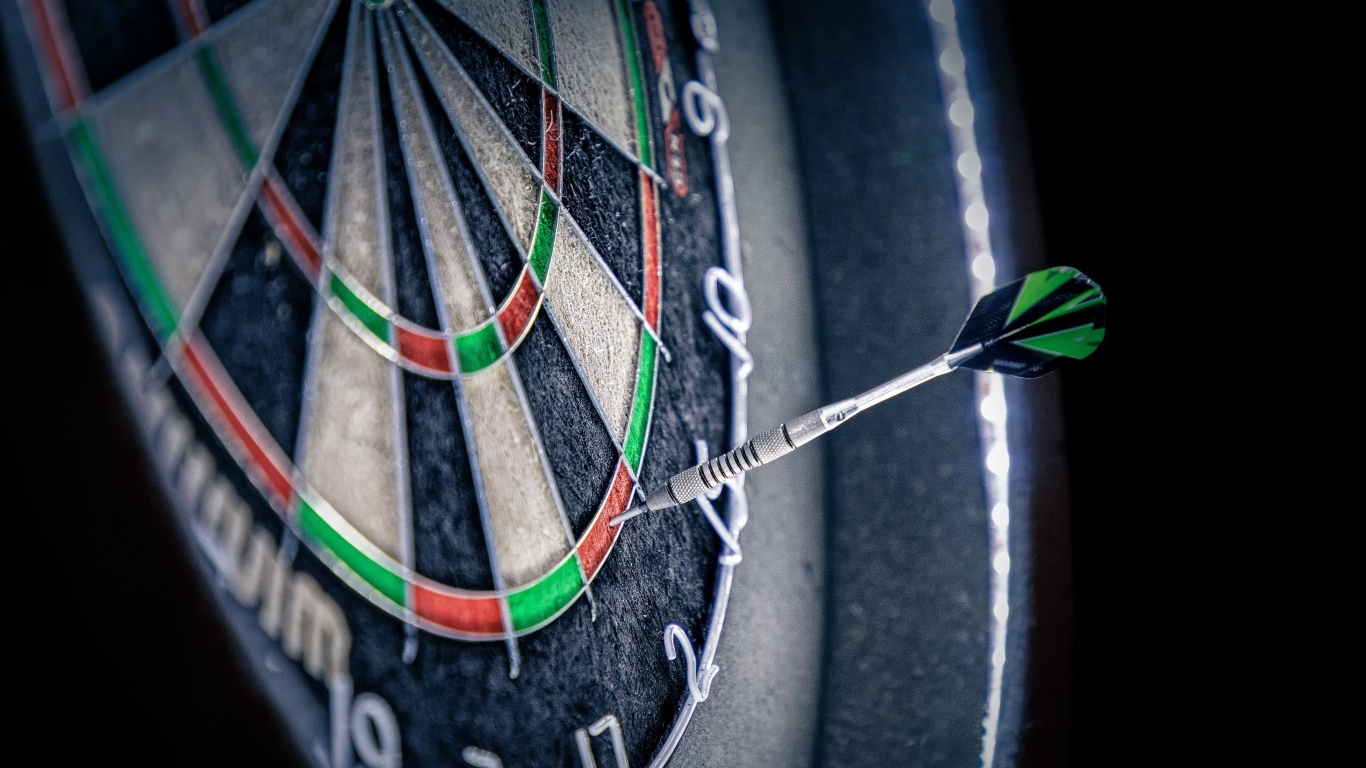Острый дротик в мишени для дартс