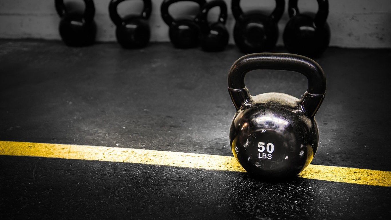 Большая тяжелая гиря в спортзале