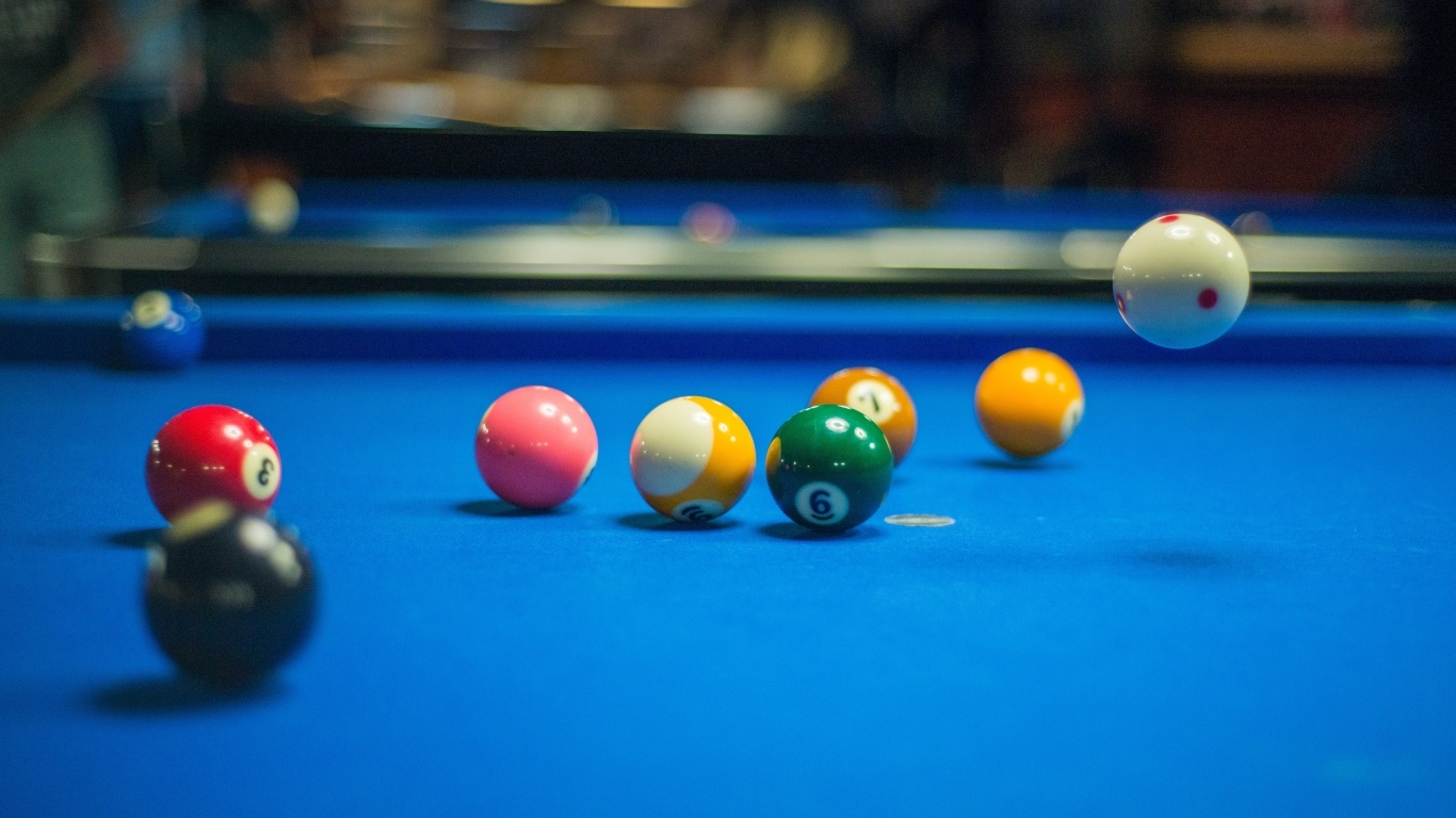 Шары для бильярда на голубом столе