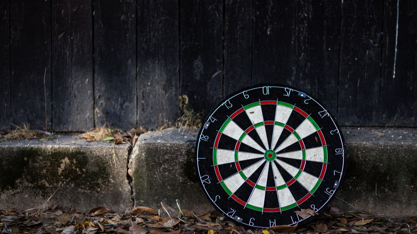 Доска мишень для дартс на земле