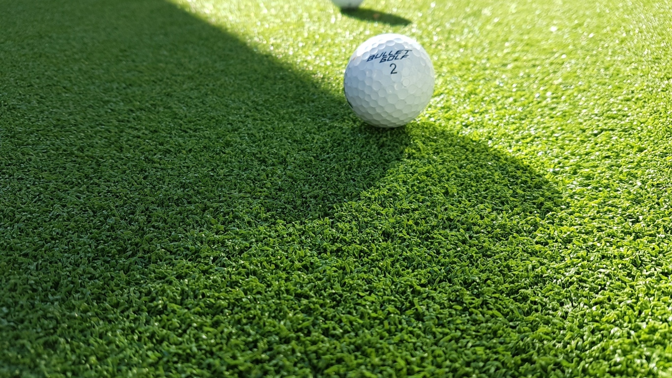 Мячи для гольфа на зеленой траве