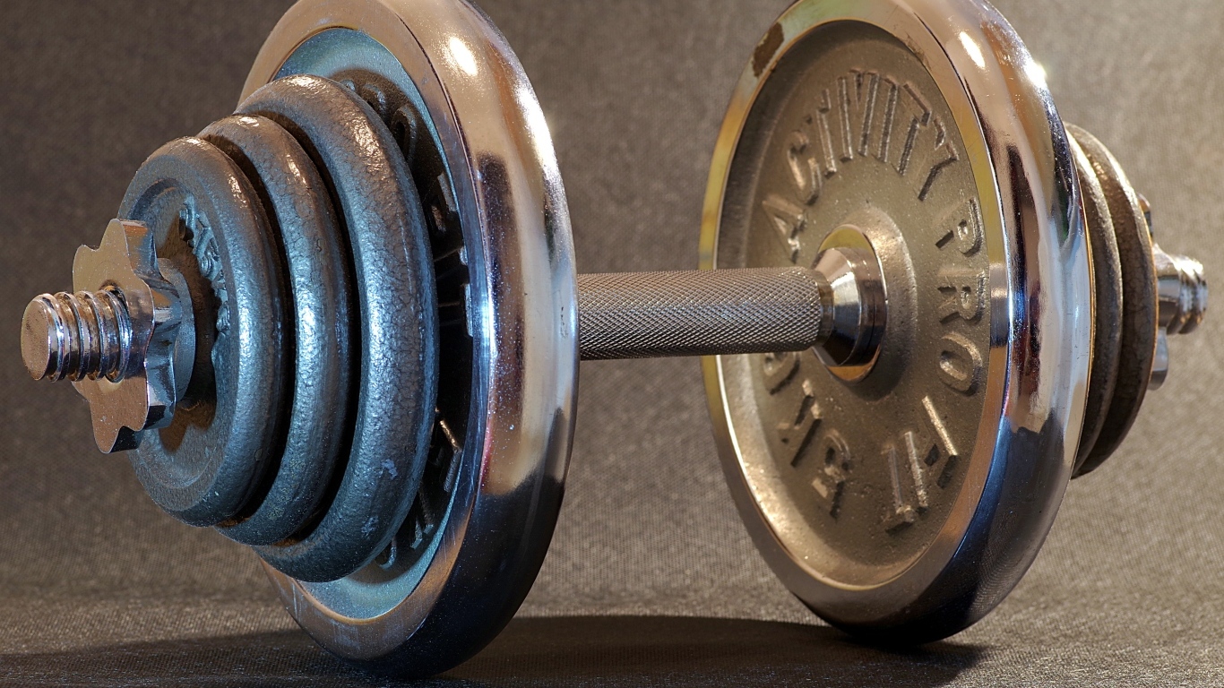 Большая тяжелая железная гантеля