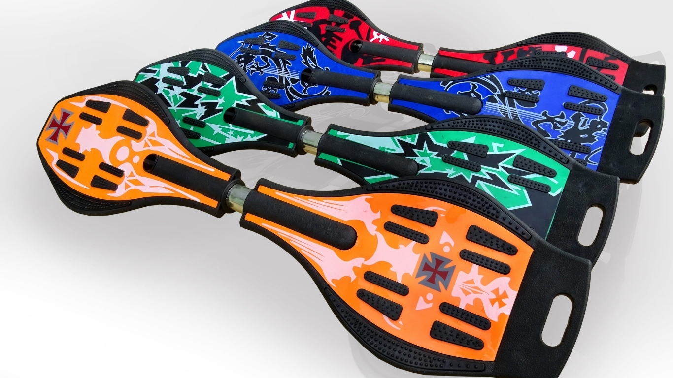 Разноцветные скейтборды на сером фоне