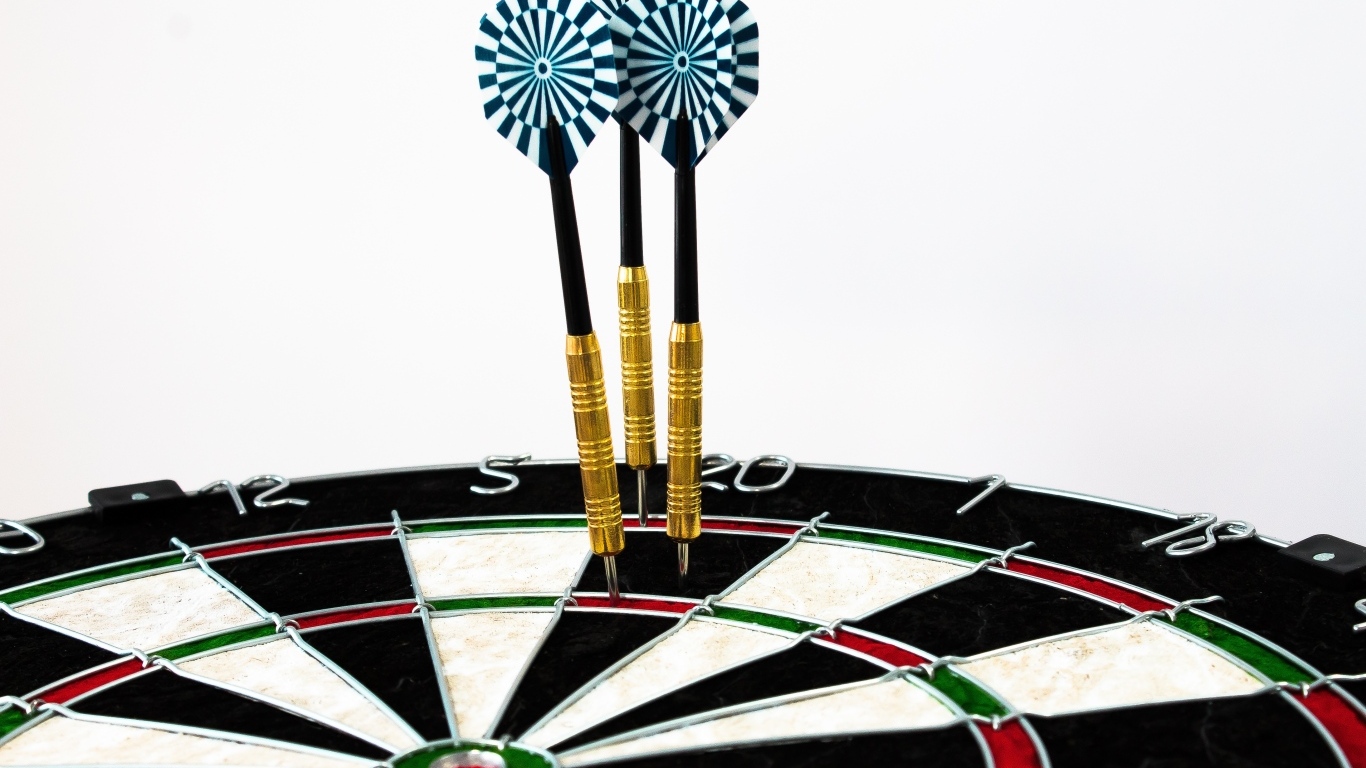 Мишень и дротики для игры в дартс