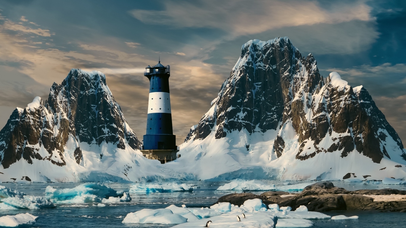 Большие льдины в воде у маяка в горах, Антарктида