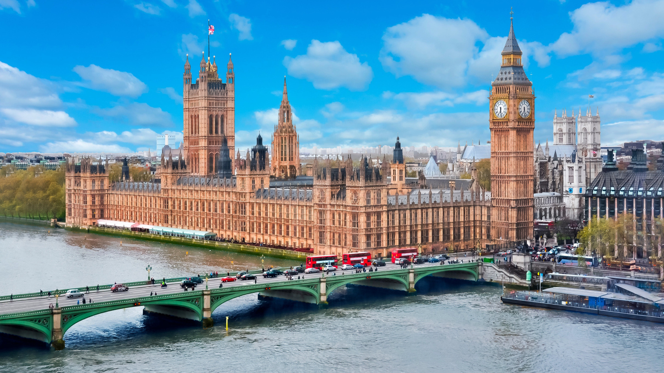 Башня Биг Бена у реки, Лондон. Англия