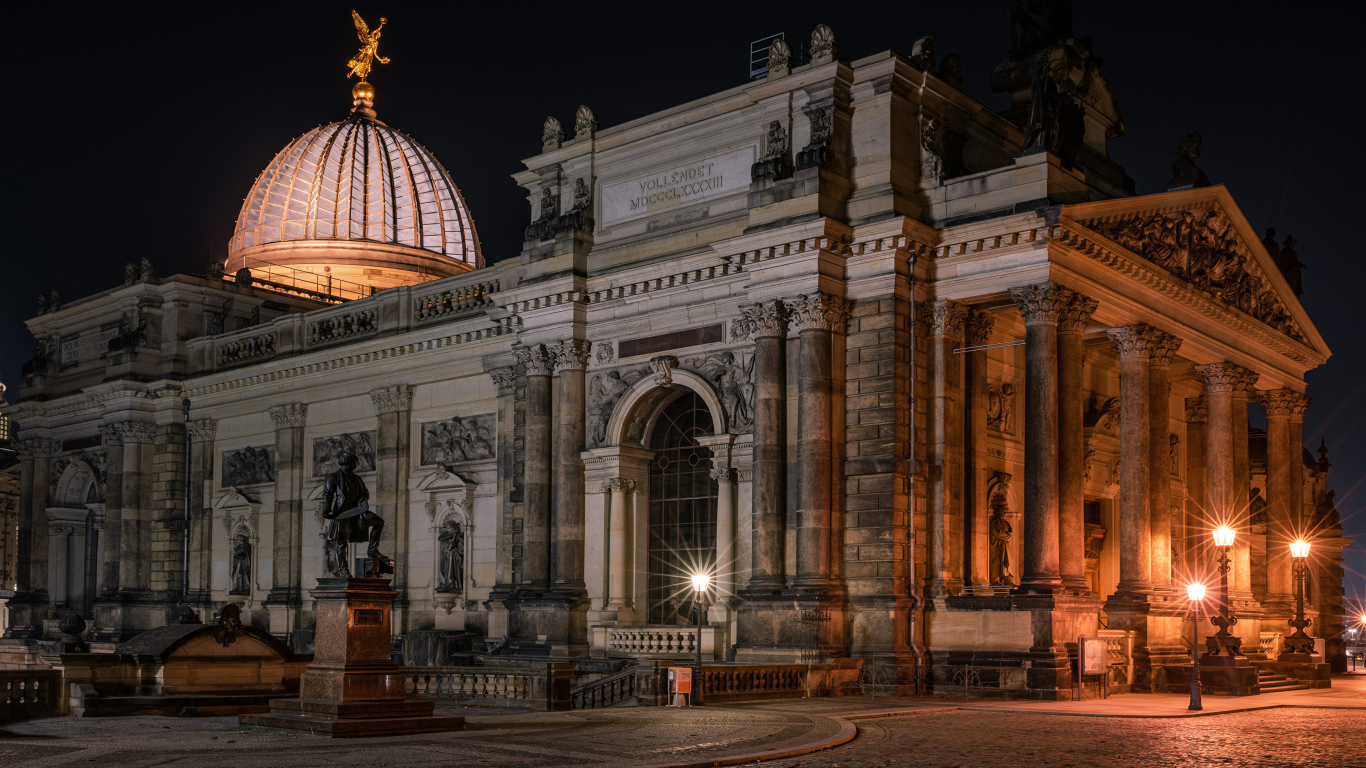 Красивое старинное здание на городской площади города Дрезден, Германия