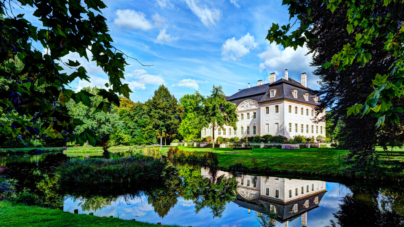 Дворец Браниц в пруда в парке, Германия