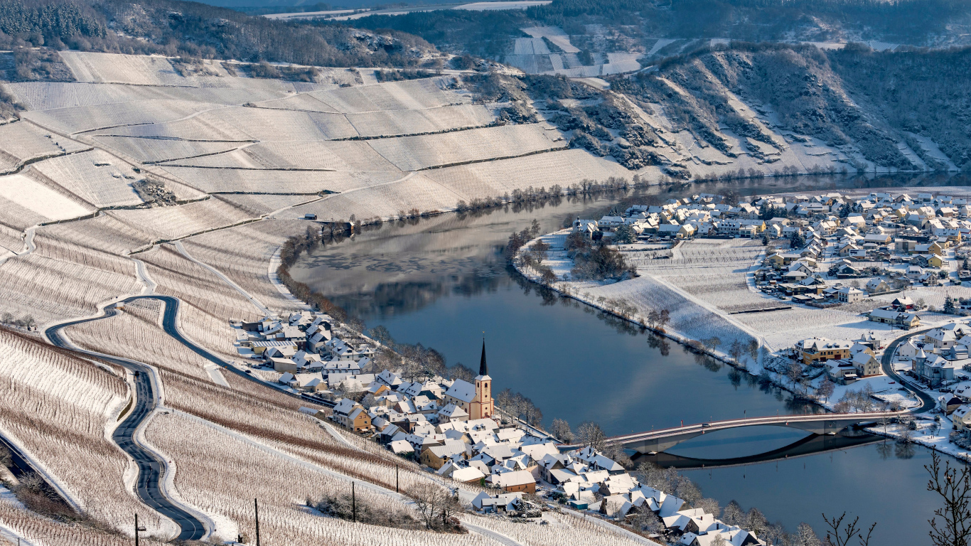 Дома и поля у реки зимой, Германия