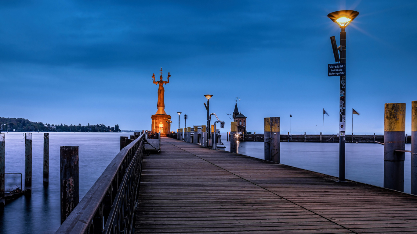 Фонари на мосту у причала на озере, Германия