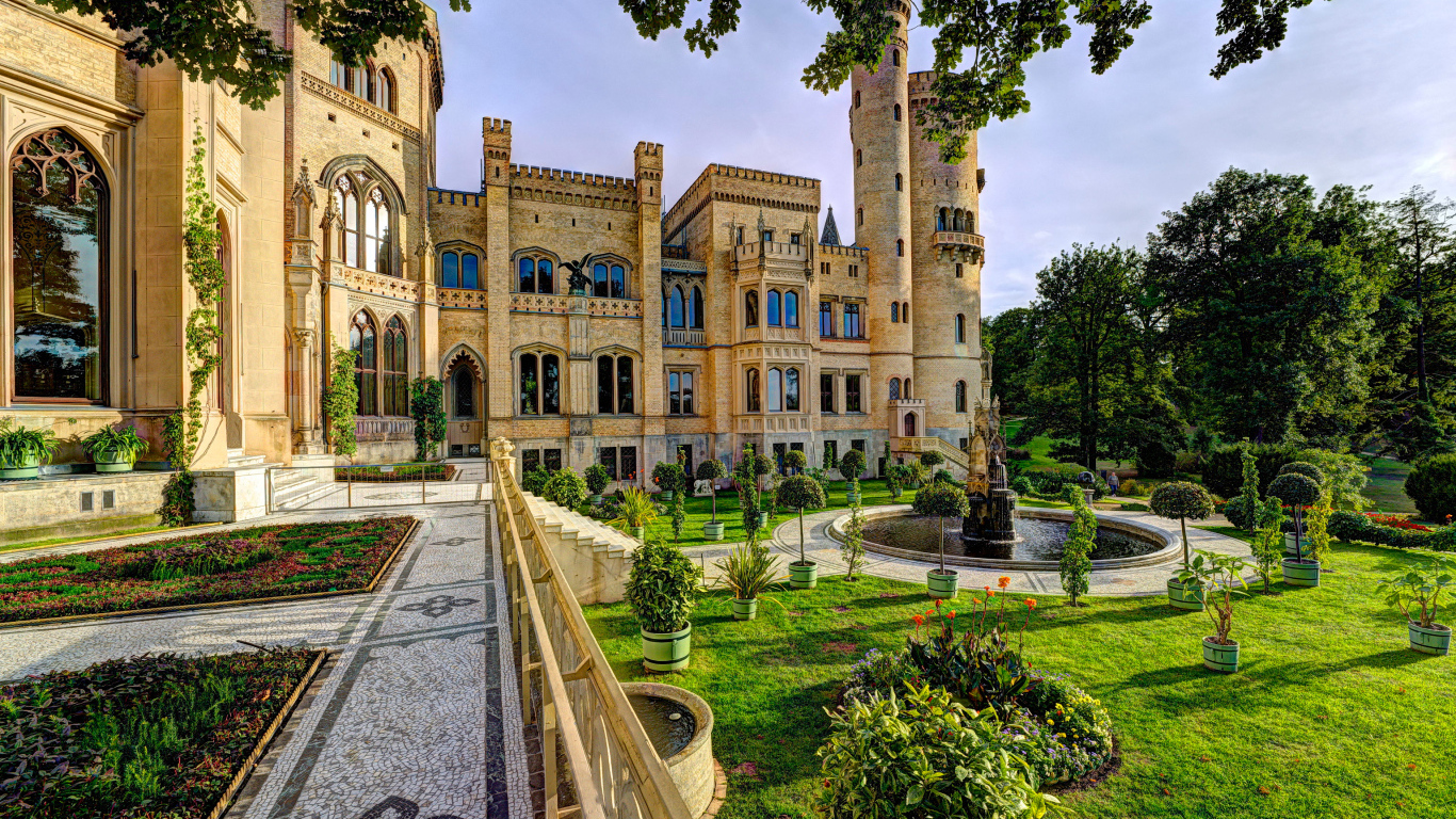 Старый дворец  в парке, Бабельсберг. Германия