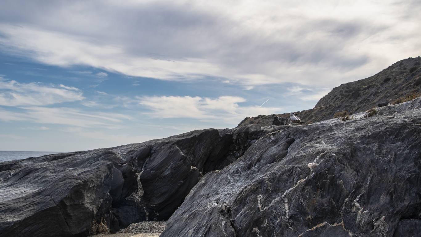 Каменные горы Исландии под белыми облаками