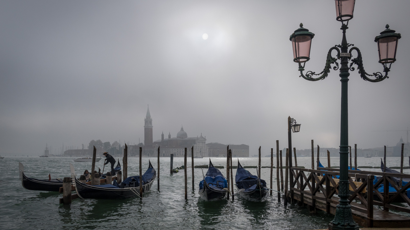 Лодки у причала в городе Венеция, Италия