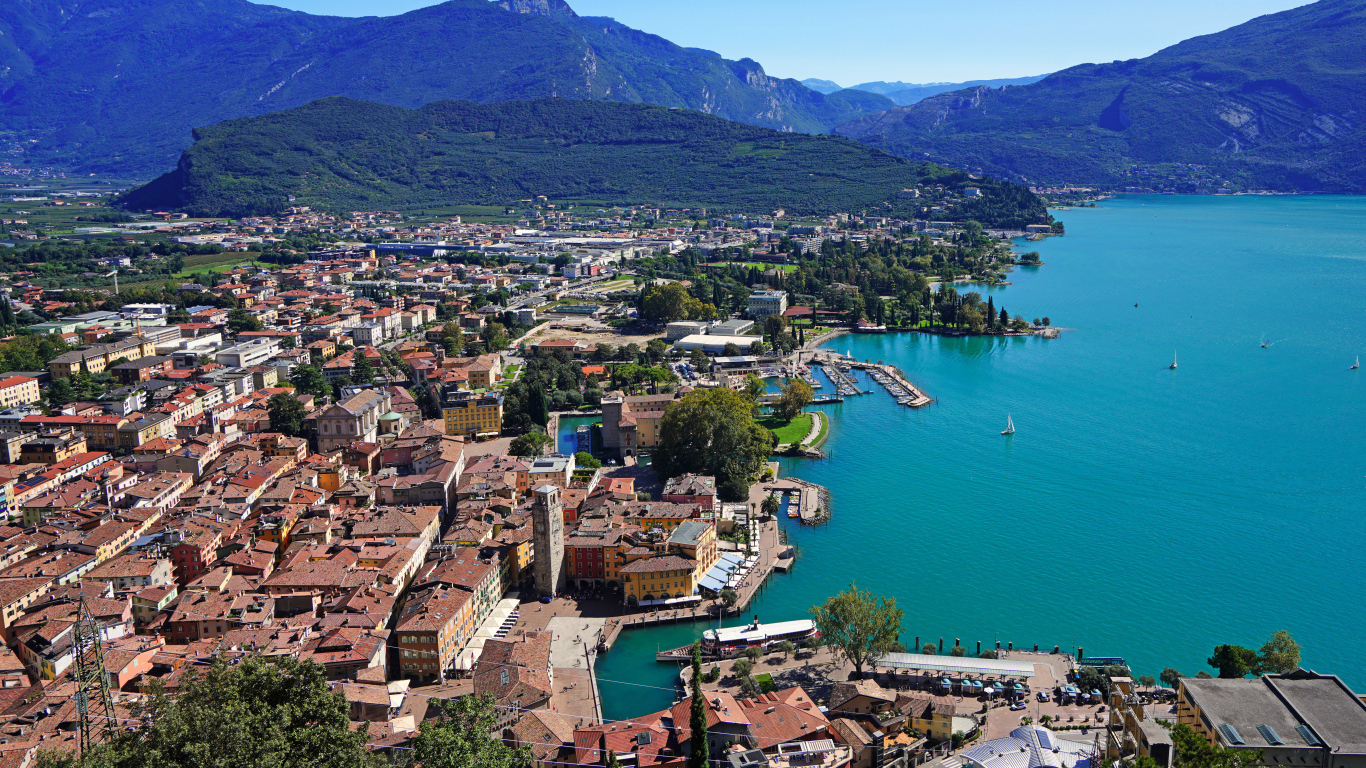 Город у озера Гарда, Италия