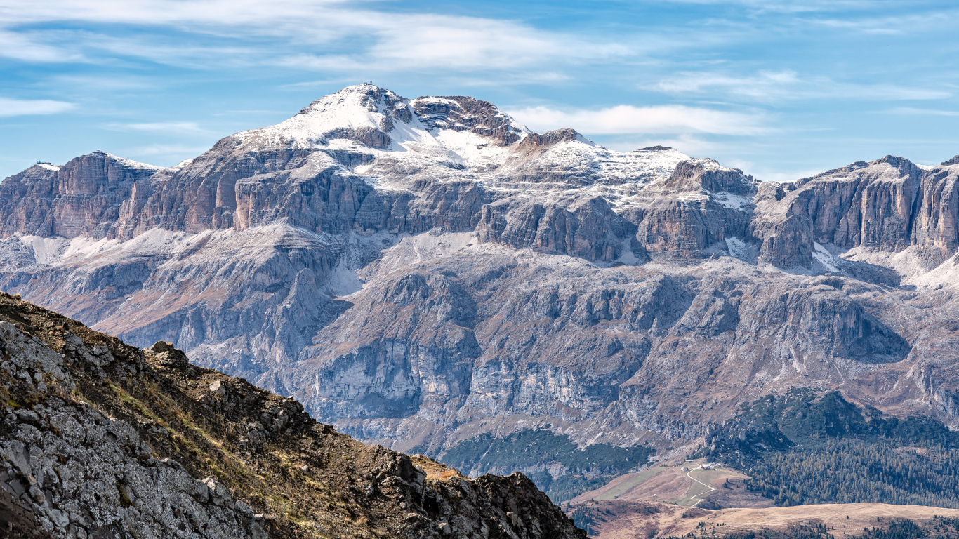 Заснеженные Доломитовые Альпы в лучах солнца, Италия