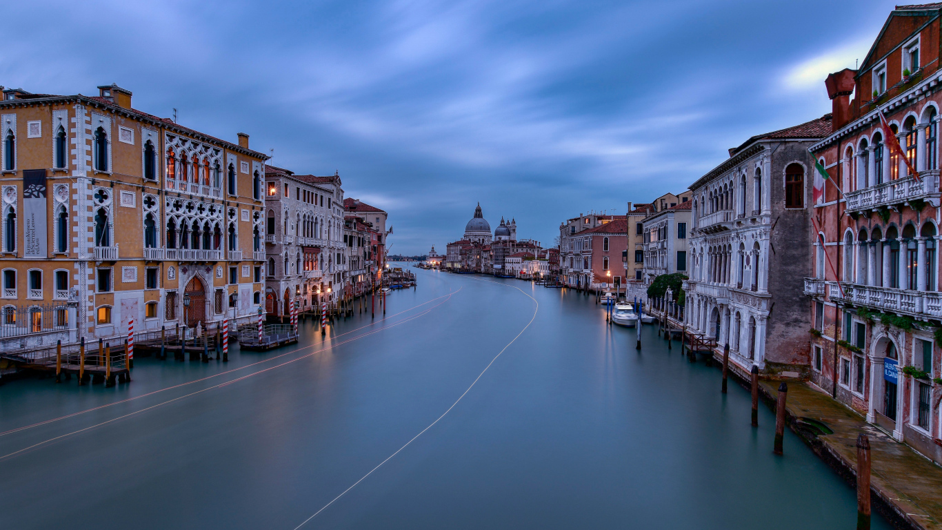 Водный канал в городе Венеция, Италия