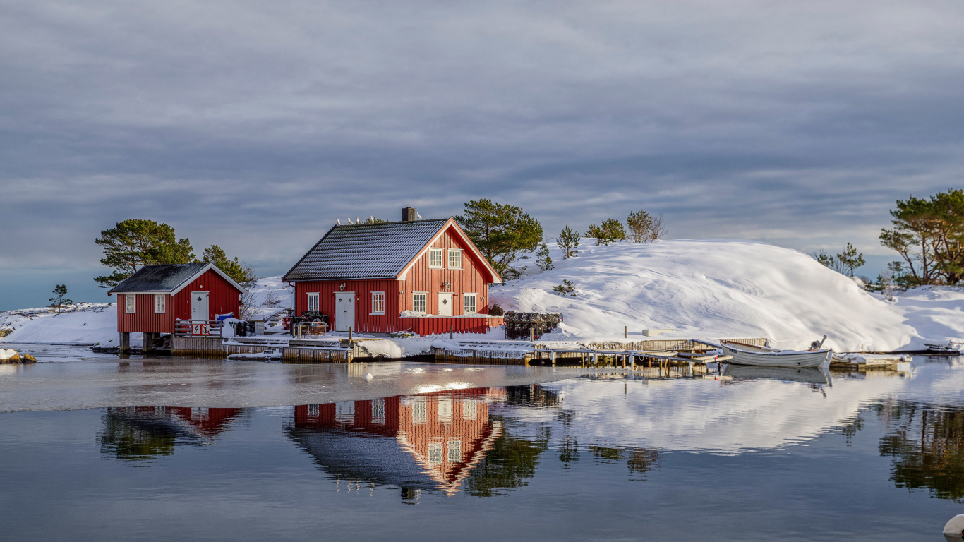 Дома на заснеженном берегу у реки, Норвегия