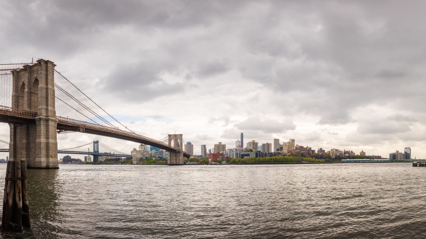 Мост через реку с видом на город Нью-Йорк, США