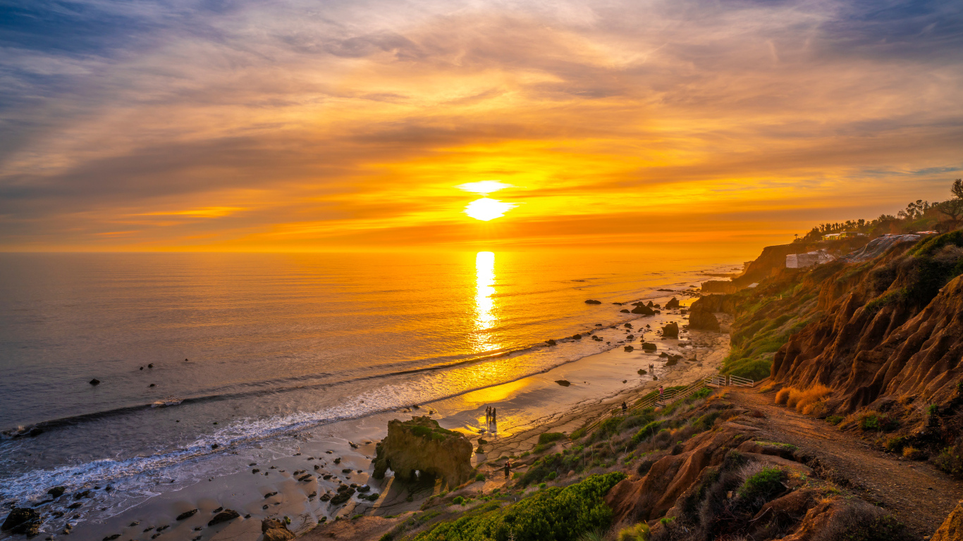 Закат солнца на морском побережье Калифорнии, США