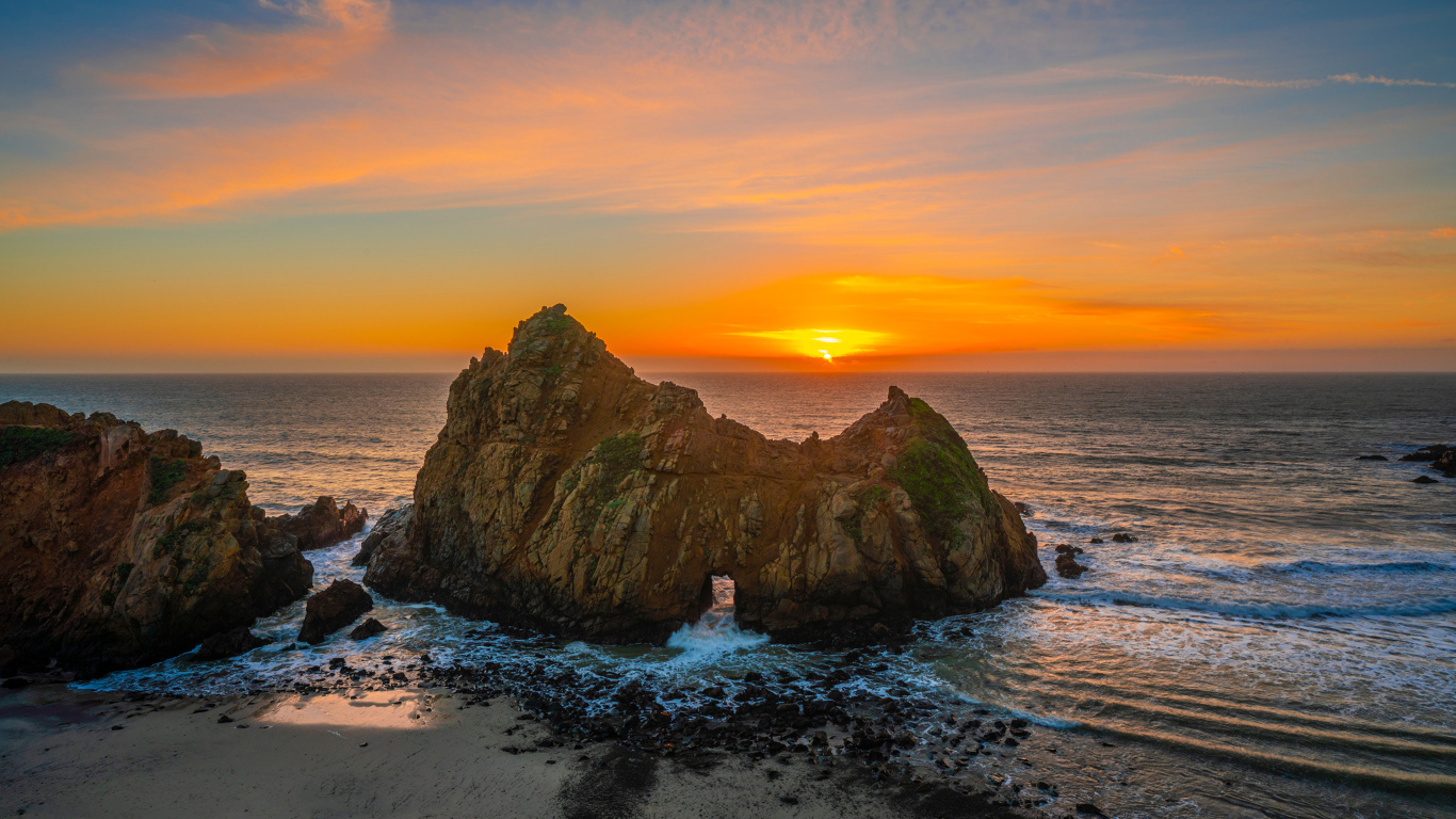 Вид на скалу в море на закате солнца, США