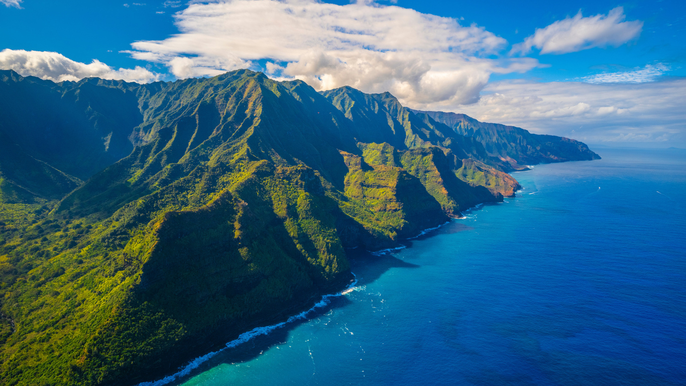 Вид на покрытые зеленью гор на Гавайских островах, США