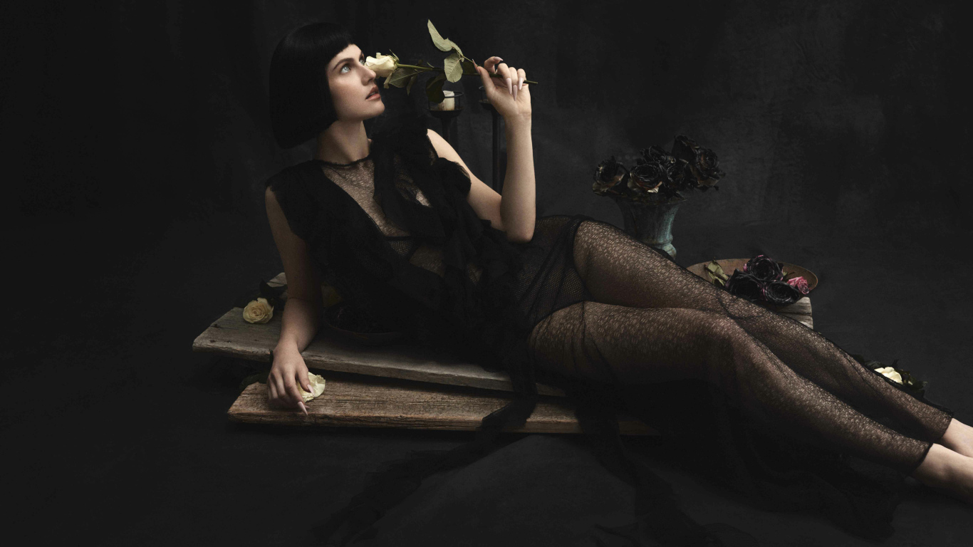 Актриса Александра Даддарио в черном платье с розой в руках