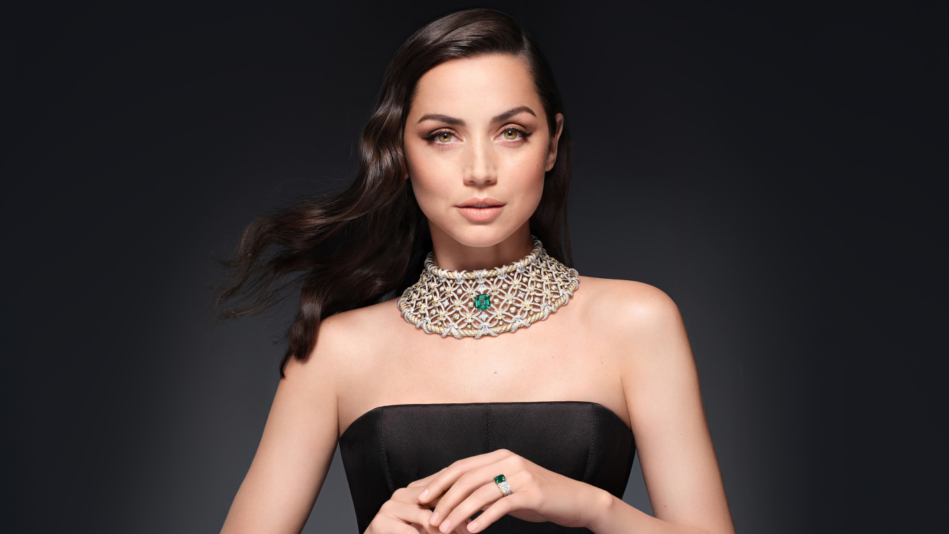 Актриса Ана де Армас с дорогим украшением на шее