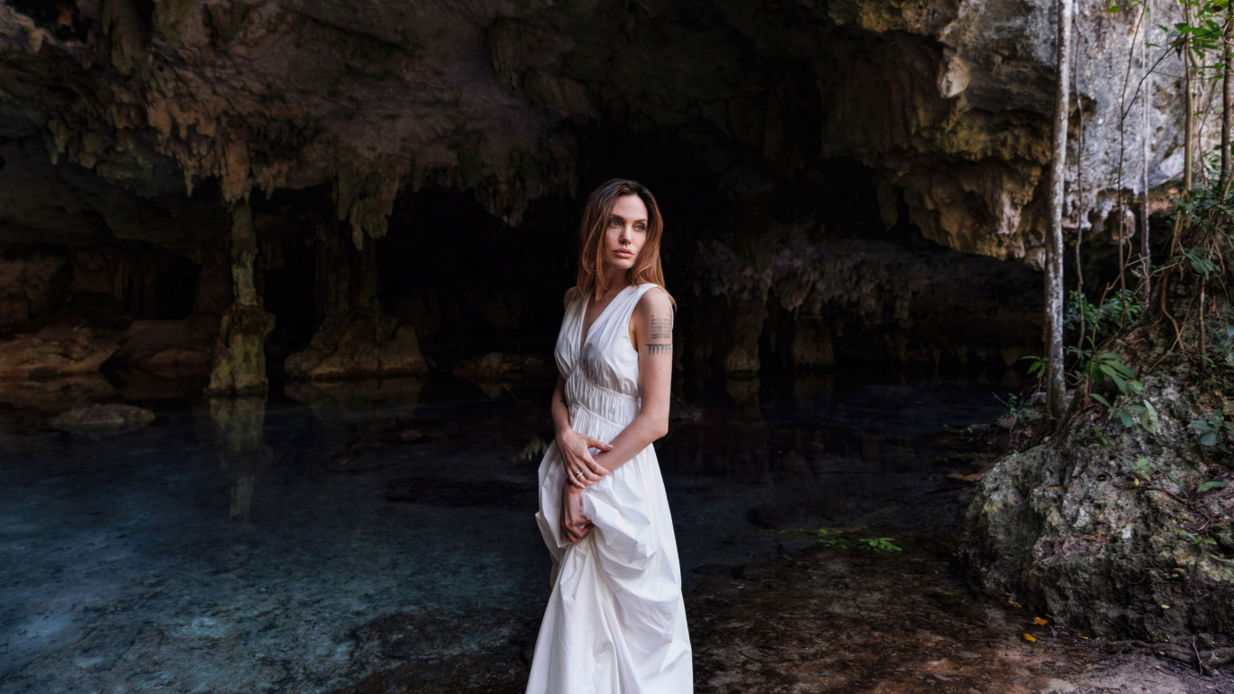 Актриса Анджелина Джоли в белом платье у воды