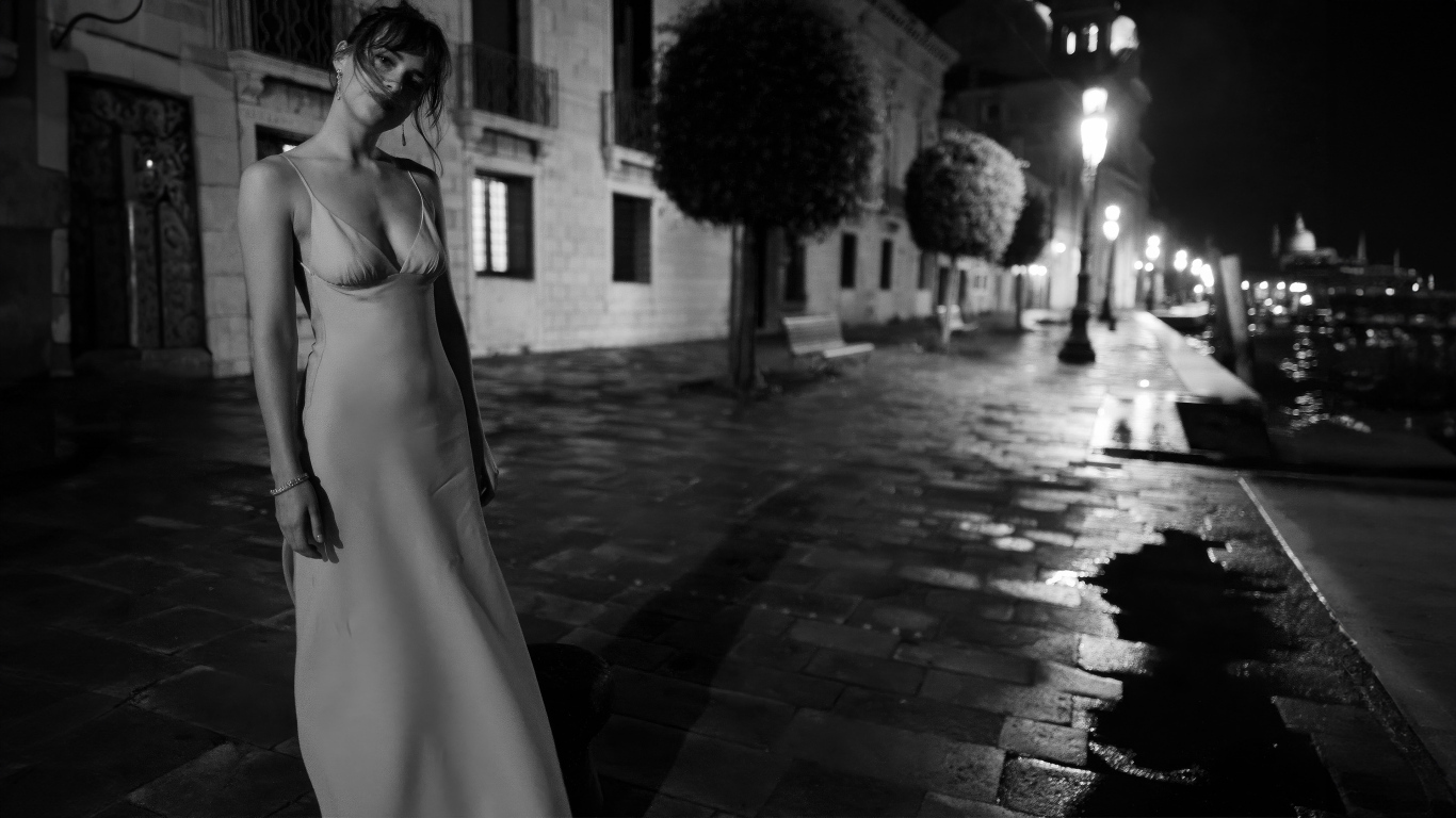 Актриса Дакота Джонсон в платье на улице вечером