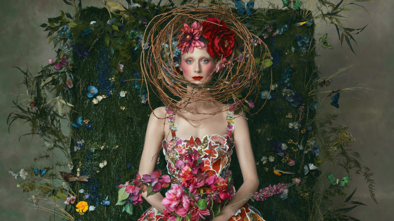 Актриса Элизабет Дебики в ярком цветочном образе