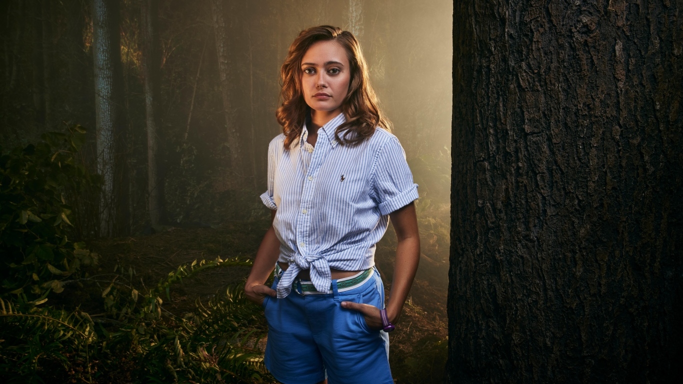 Актриса Элла Пернелл в лесу