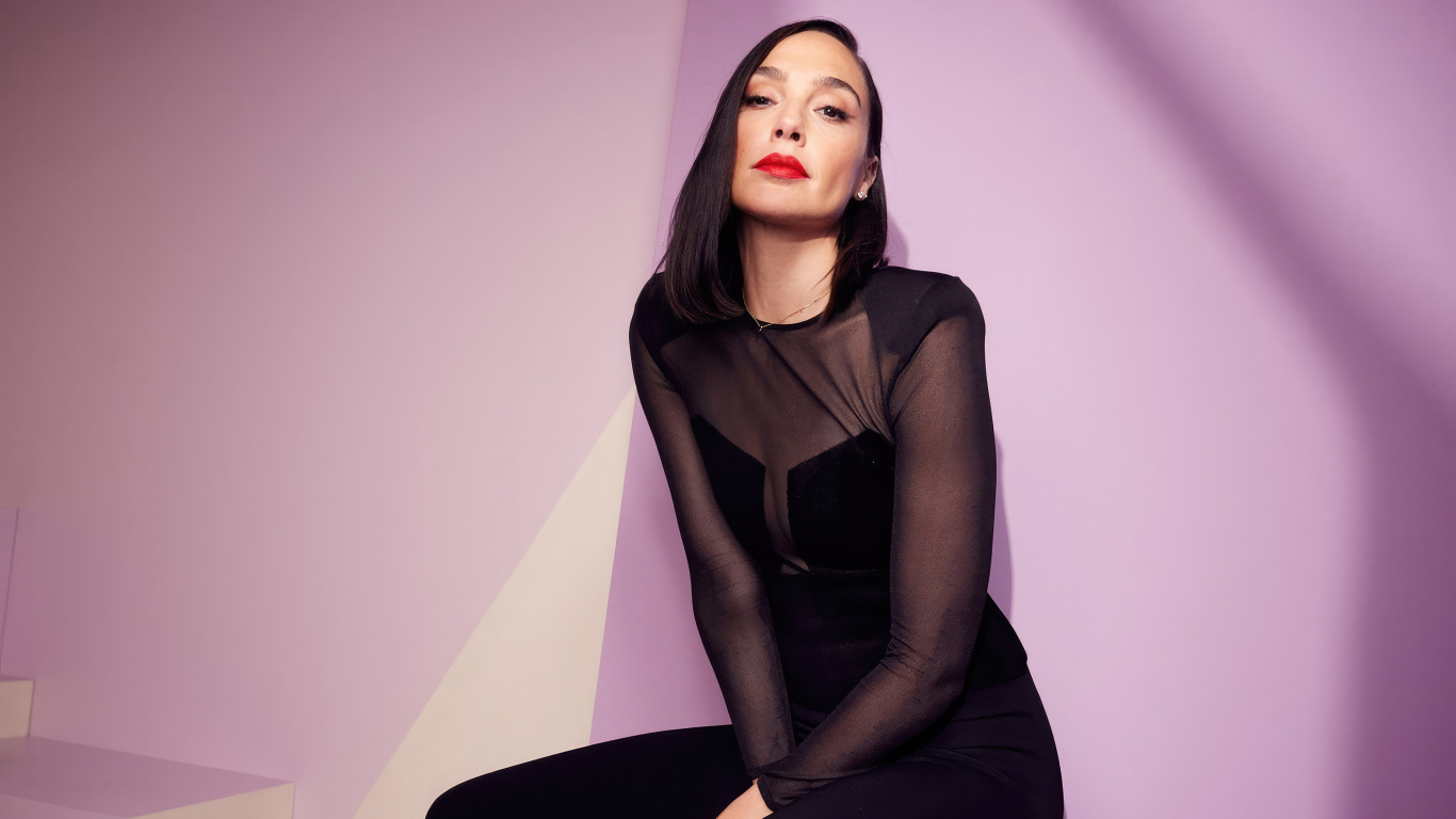 Актриса Галь Гадот на сиреневом фоне