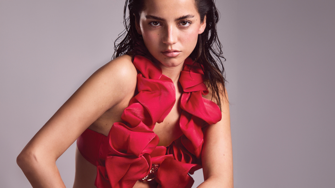 Актриса Изабела Мерсед в красном купальнике