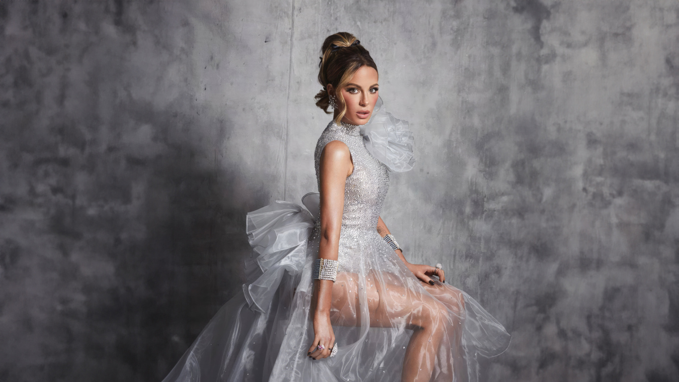 Актриса Кейт Бекинсейл в платье на сером фоне