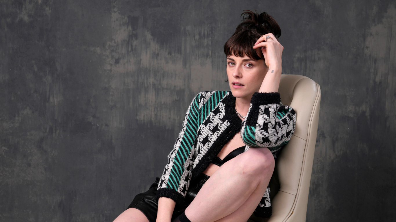 Актриса Кристен Стюарт позирует для фото