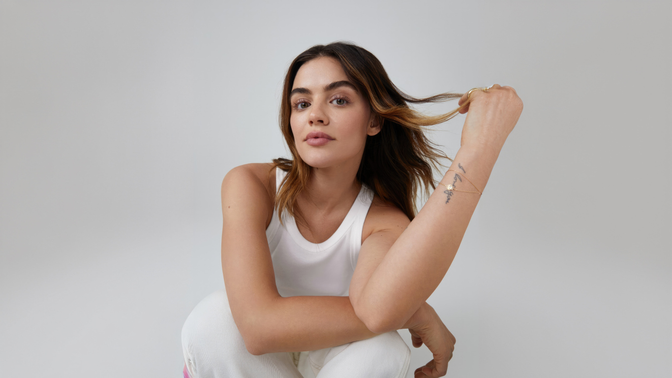 Актриса Люси Хейл на сером фоне