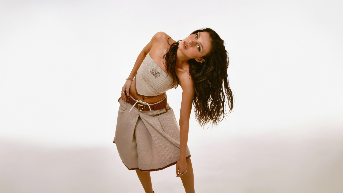 Актриса Никола Пельтц в юбке на сером фоне