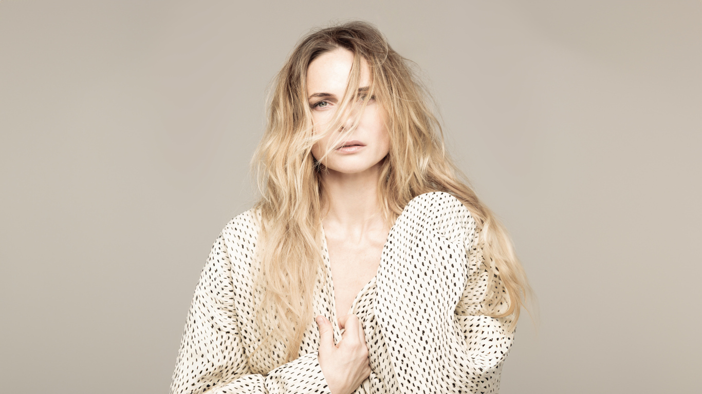 Волосы на лице у актрисы Ребекки Фергюсон