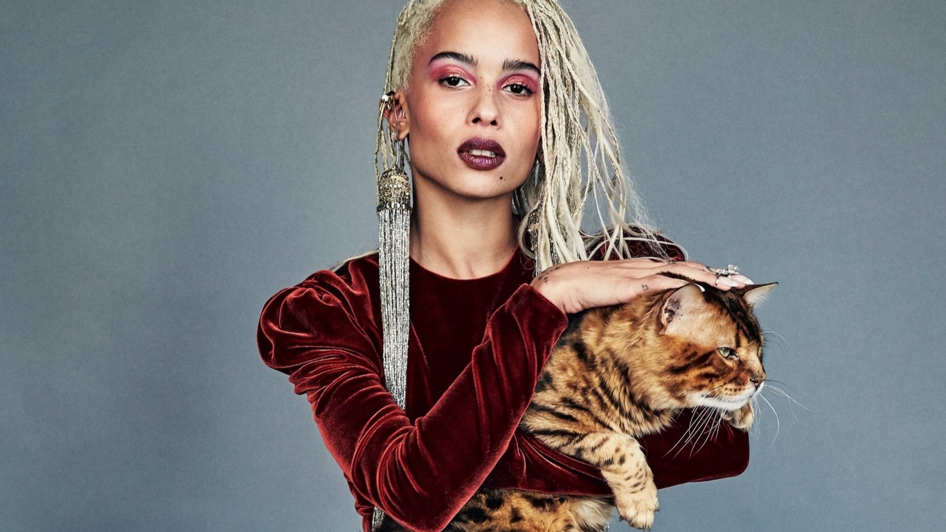 Актриса Зои Кравиц с котом в руках