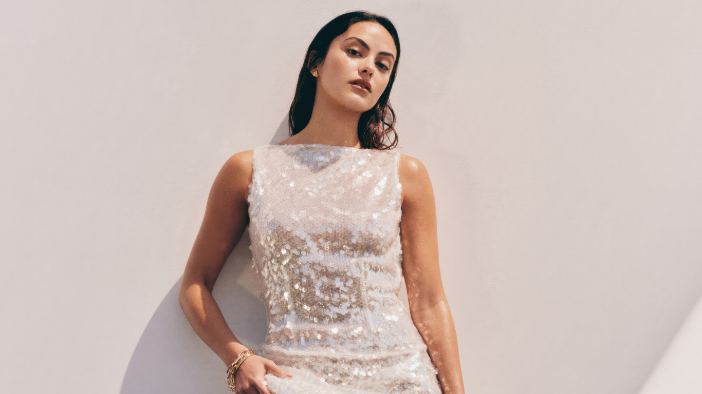 Американская актриса Камила Мендес в блестящем платье