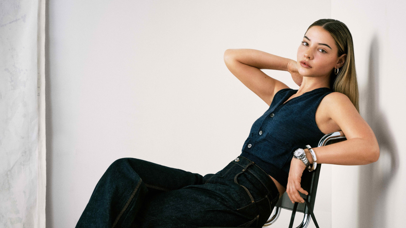 Американская актриса Мэдлин Клайн сидит на стуле