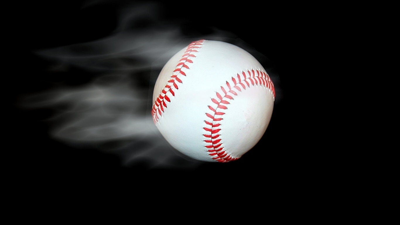 Бейсбольный мяч летит на черном фоне