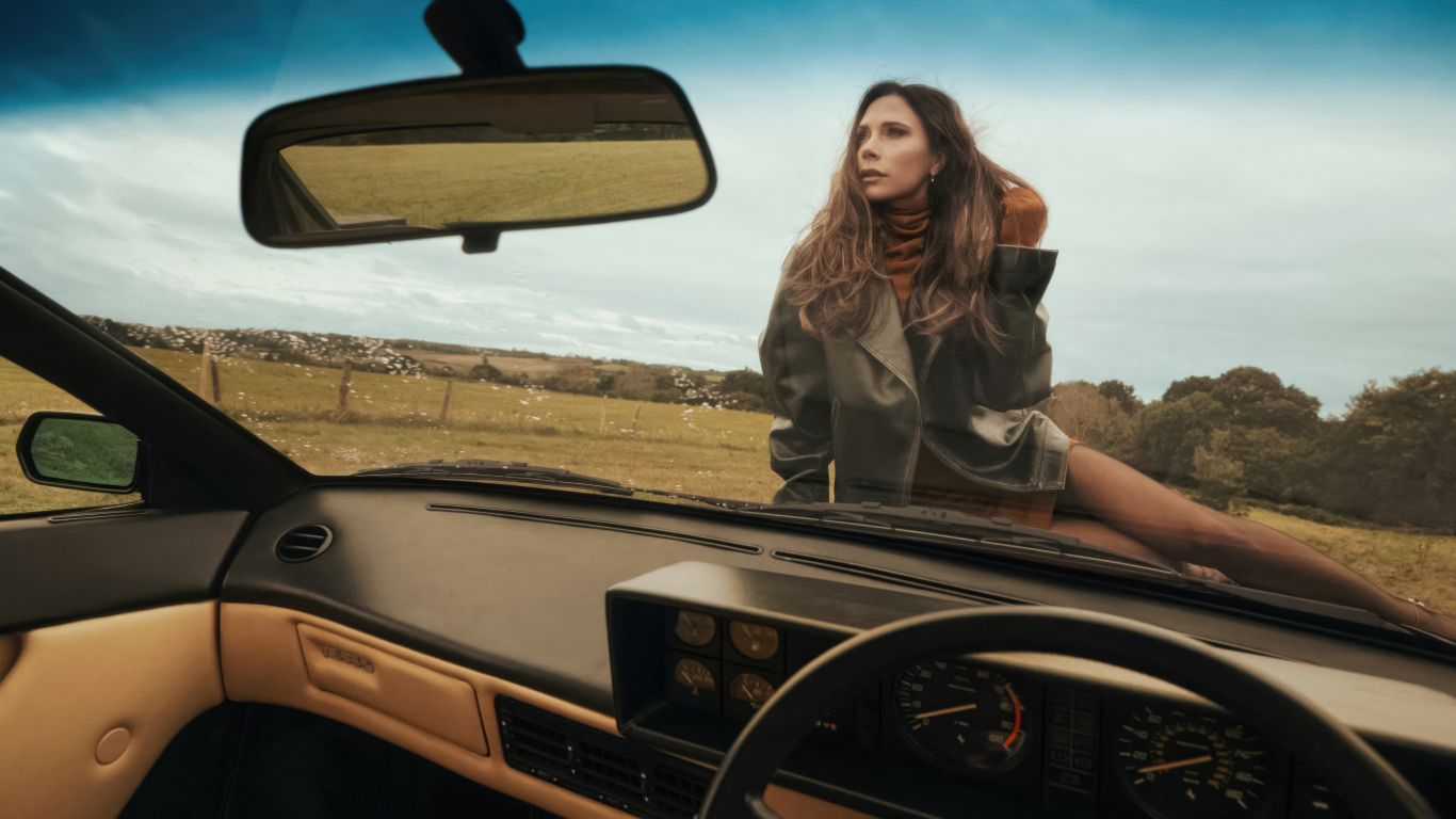 Красивая Виктория Бекхэм сидит на машине