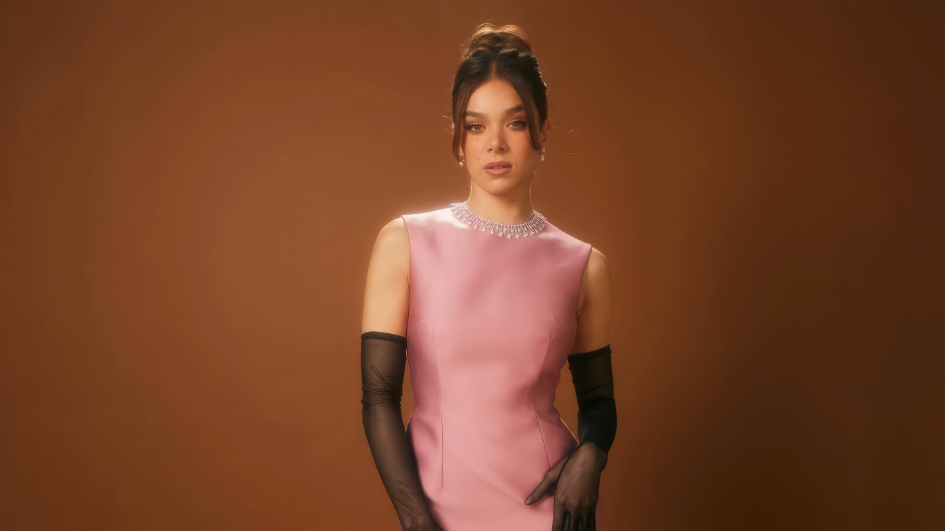 Красивая актриса Хейли Стейнфилд в розовом платье и черных перчатках