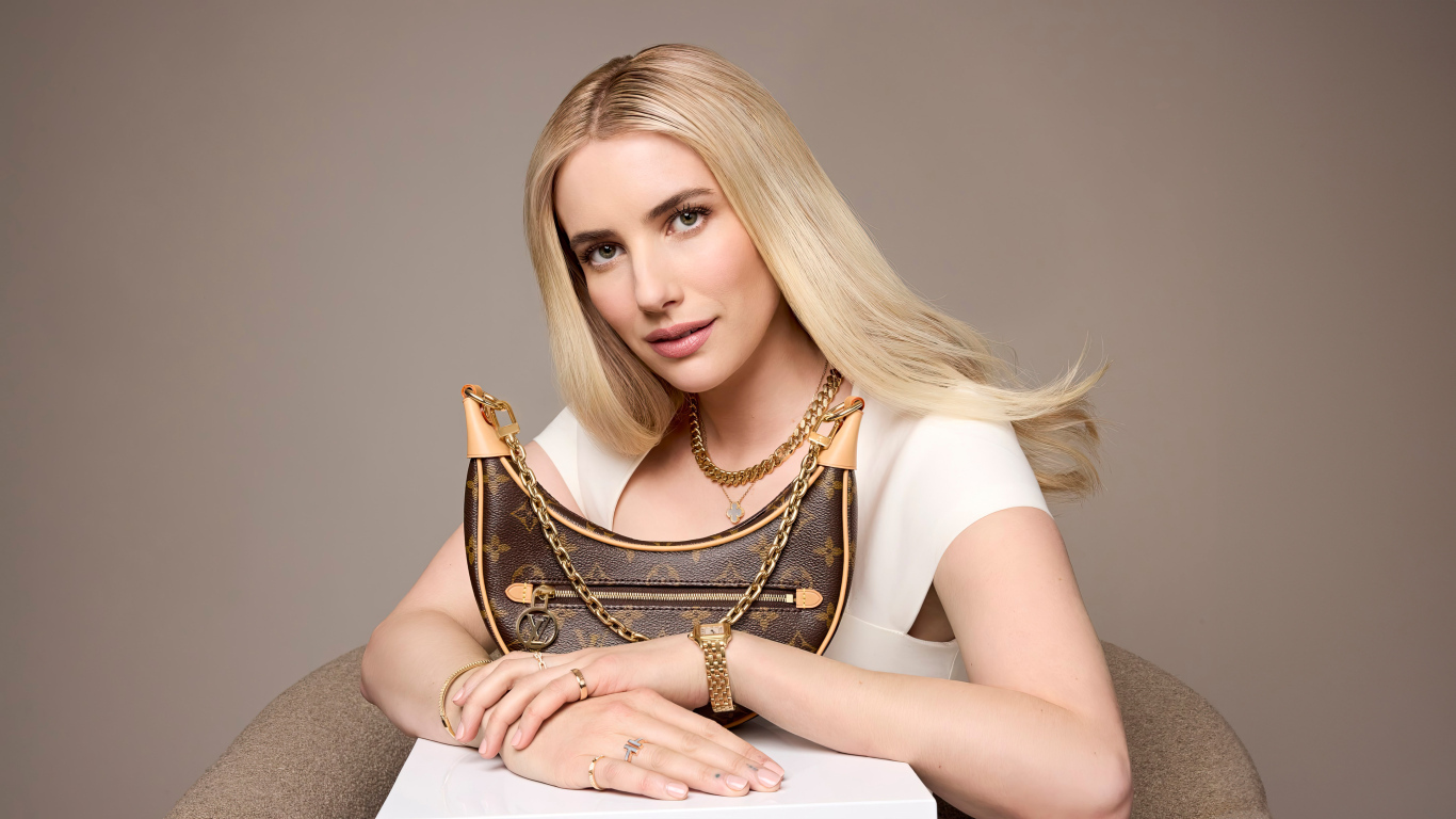 Красивая девушка блондинка, актриса Эмма Робертс с  сумочкой