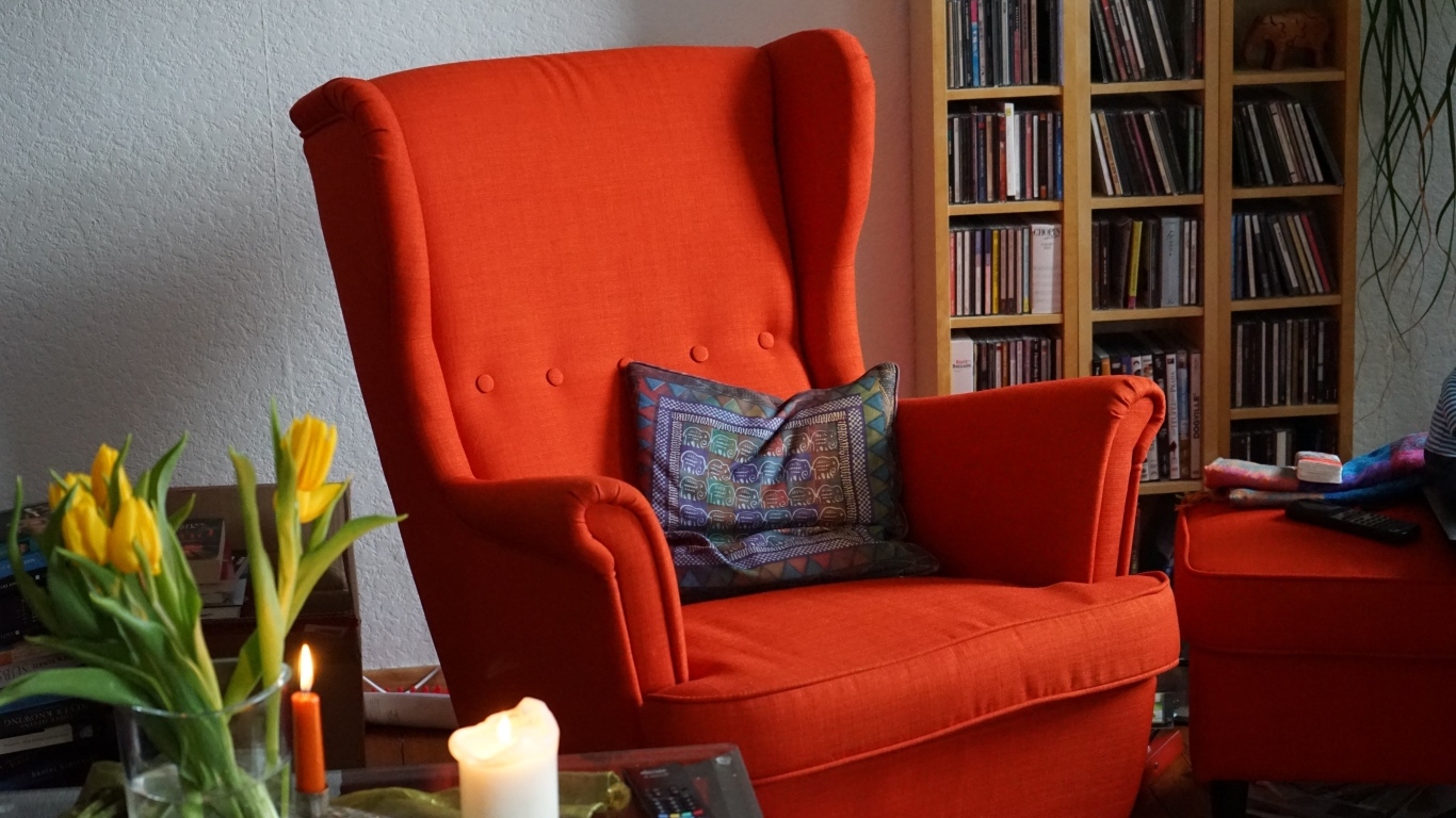 Большое красное кресло в комнате