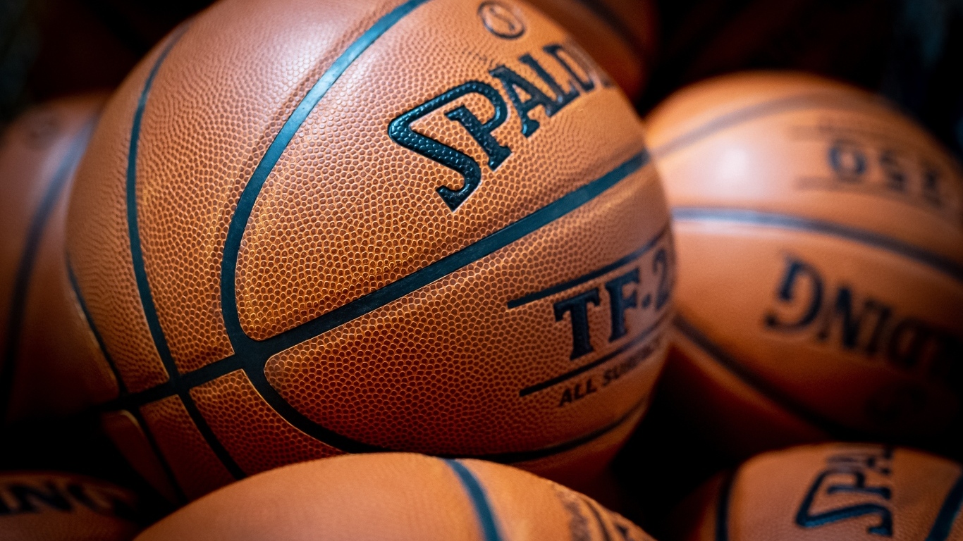 Коричневые кожаные баскетбольные мячи крупным планом