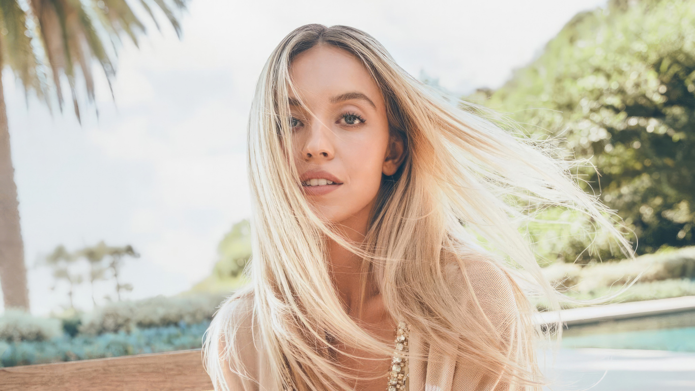 Милая блондинка с длинными волосами Сидни Суини